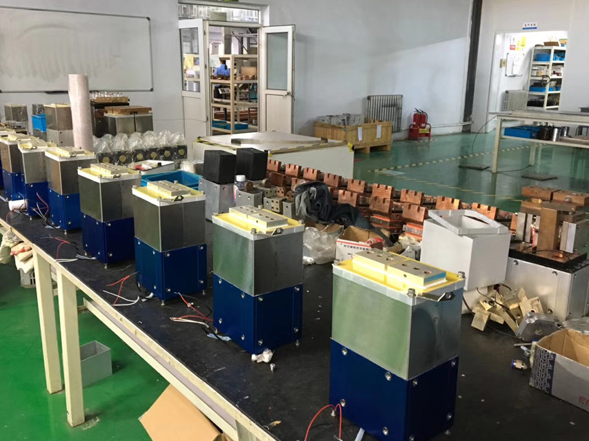 中频变压器安装车间